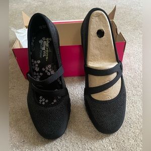 Sketchers Breathe Easy Lucky Lady Relaxed Fit Memory Foam Slip Ons!